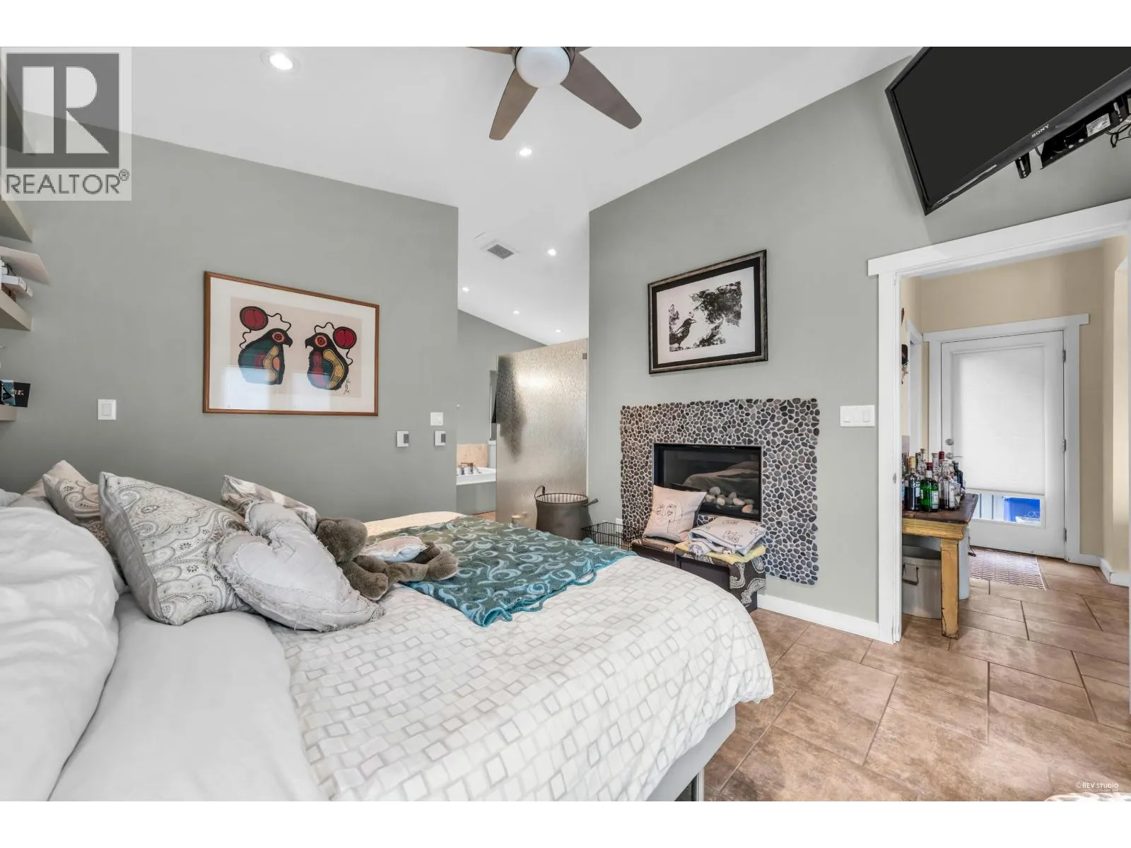 562 ALPINE COURT