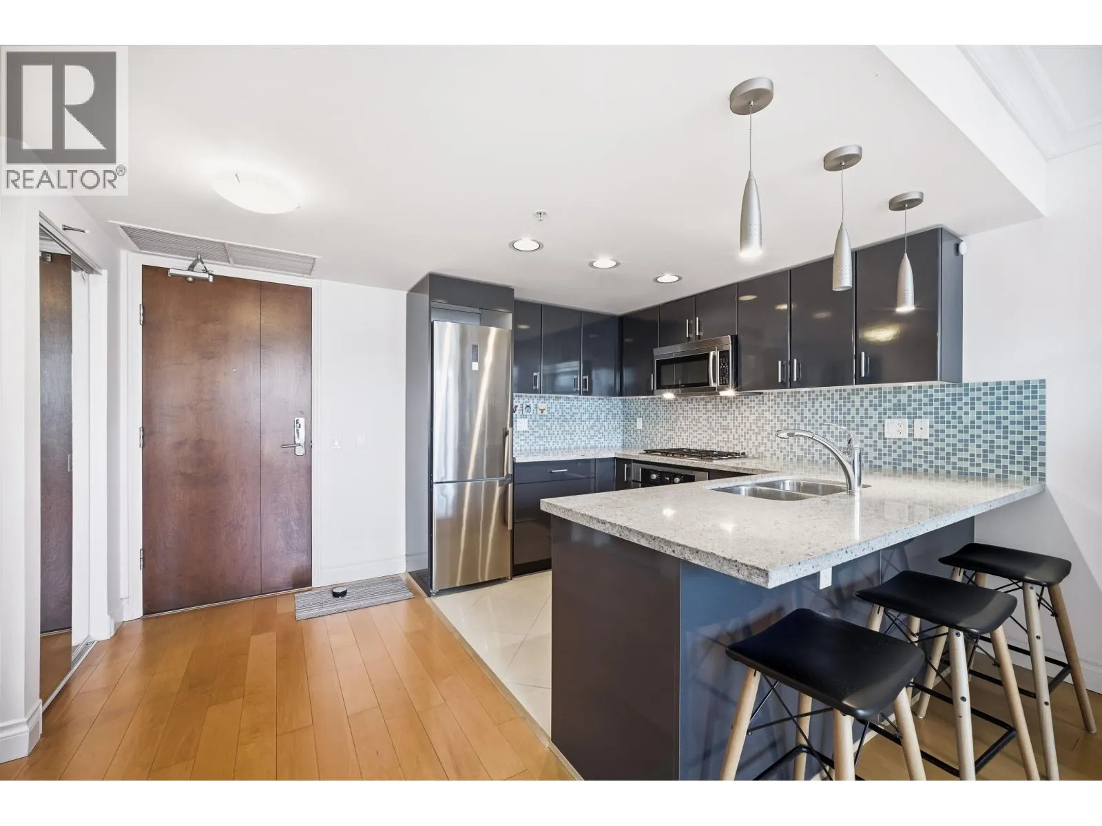 708 133 E ESPLANADE