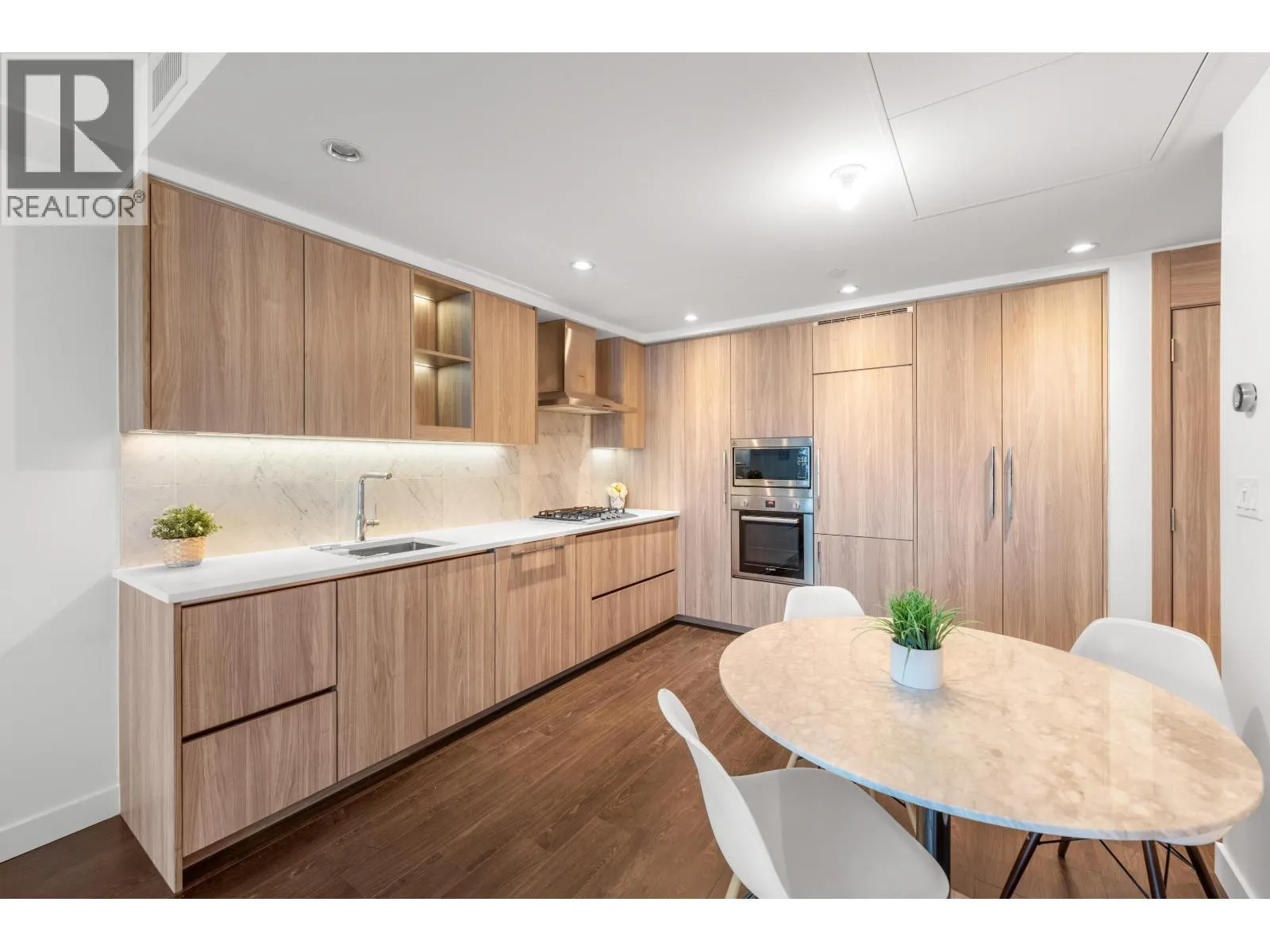 3905 4730 LOUGHEED HIGHWAY