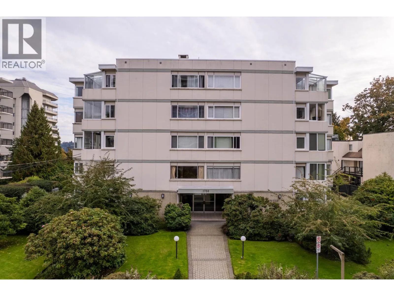 402 1750 ESQUIMALT AVENUE