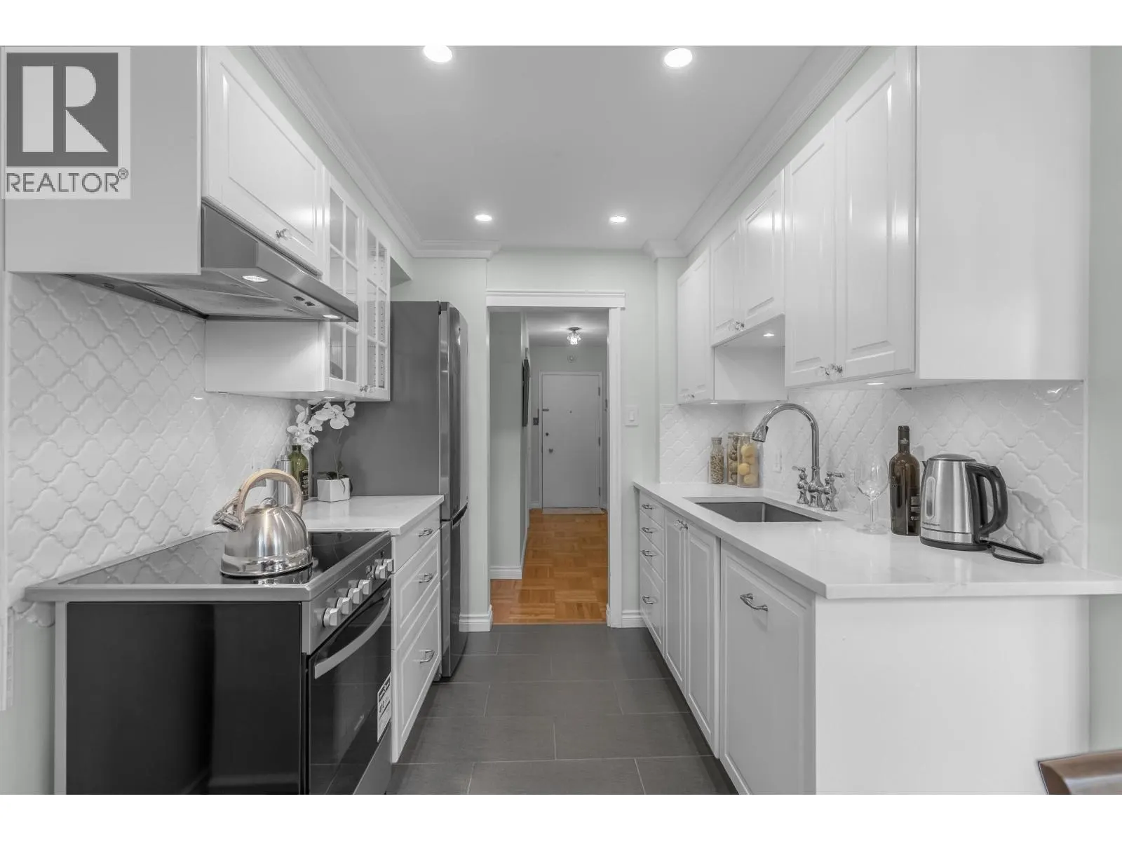 402 1750 ESQUIMALT AVENUE