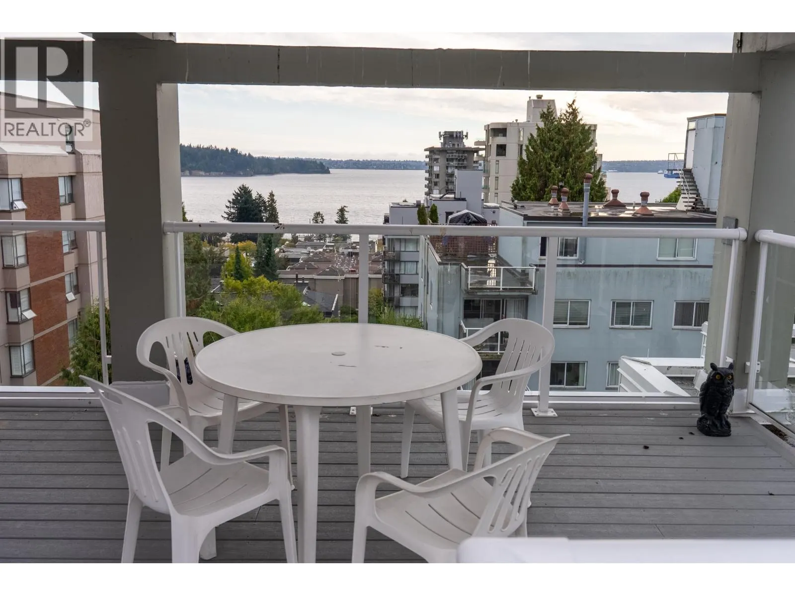 402 1750 ESQUIMALT AVENUE