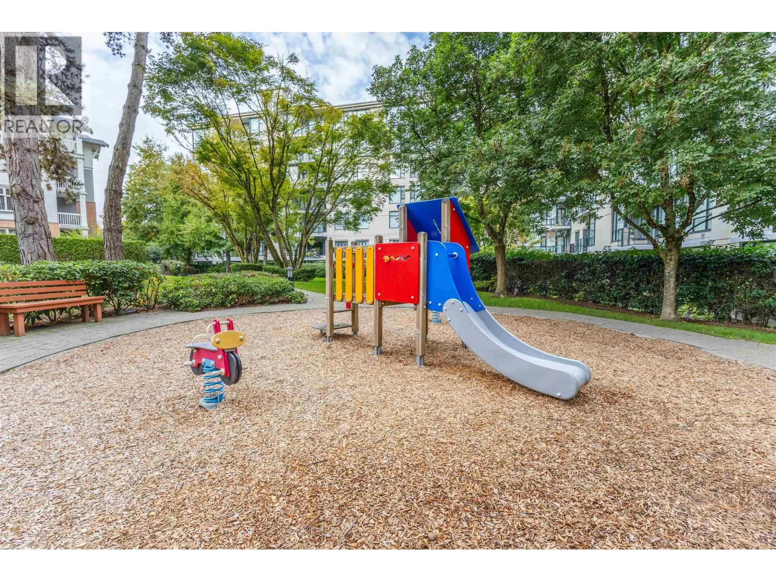 104 4883 MACLURE MEWS