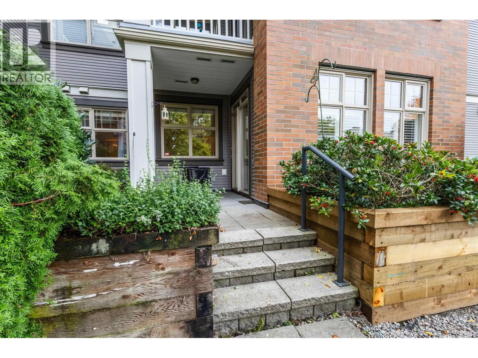 104 4883 MACLURE MEWS
