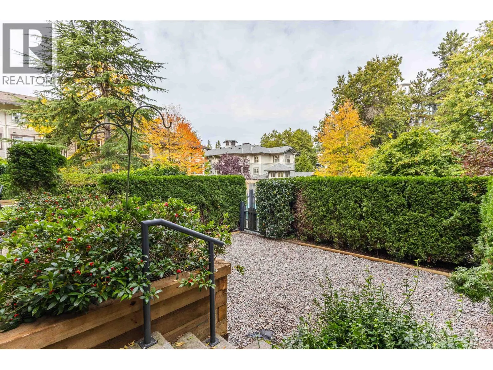 104 4883 MACLURE MEWS