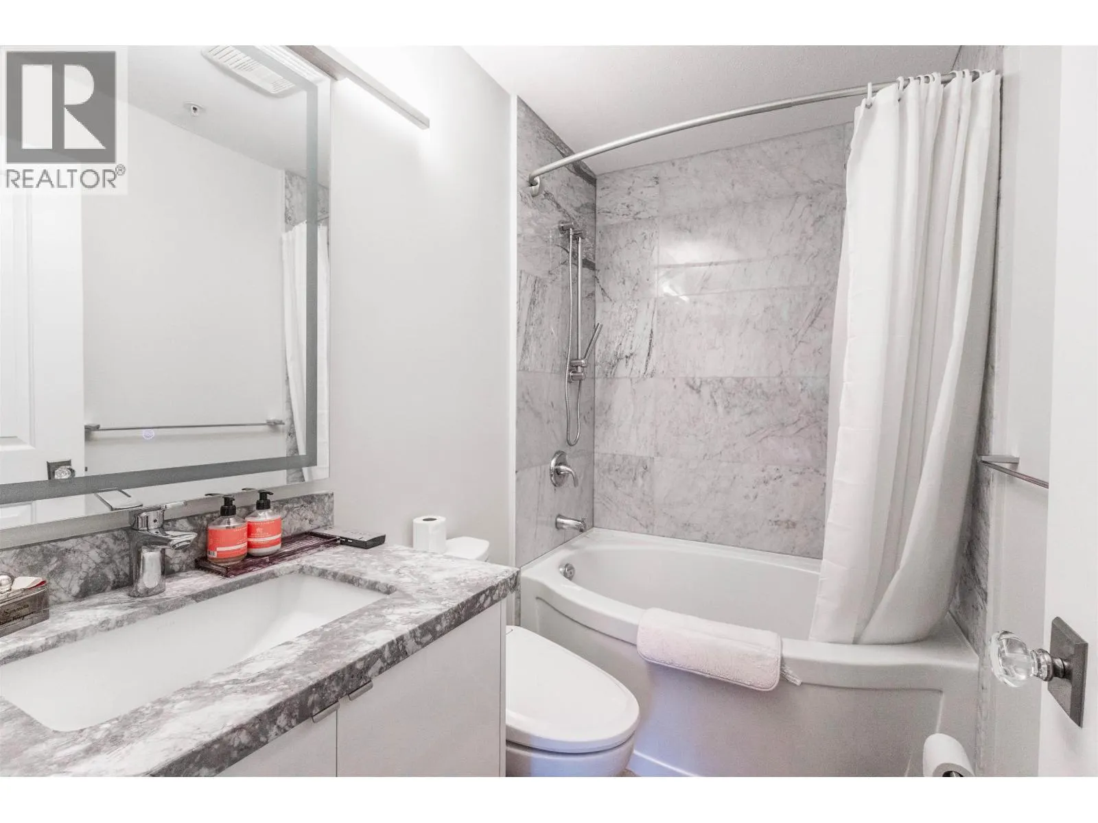 104 4883 MACLURE MEWS