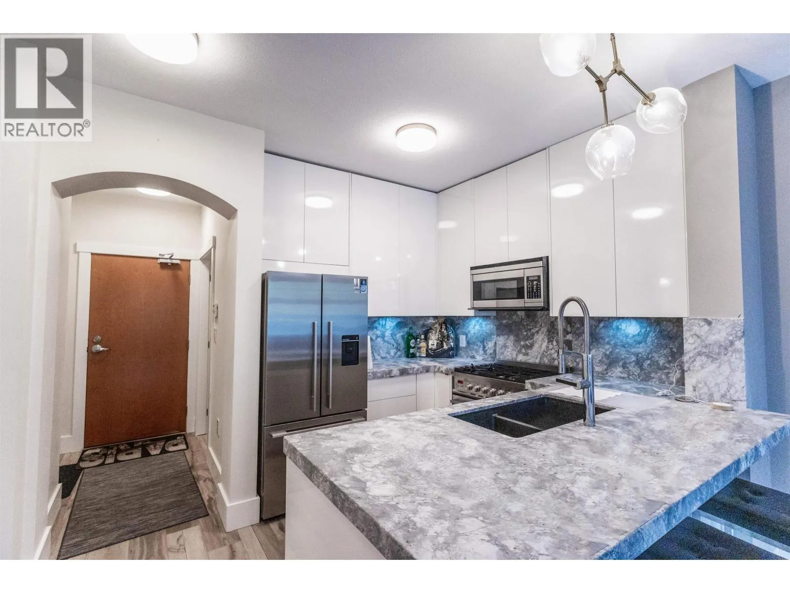 104 4883 MACLURE MEWS