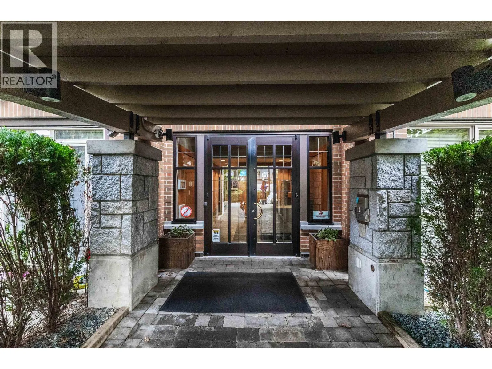 104 4883 MACLURE MEWS