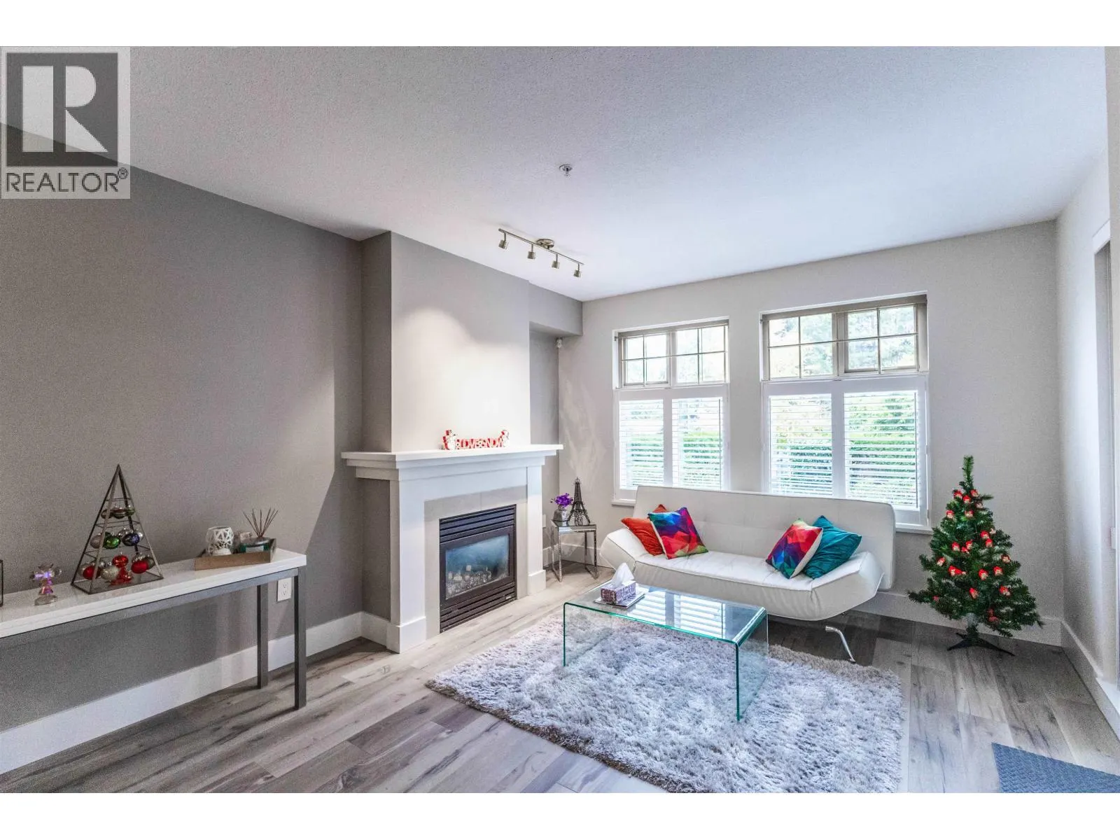 104 4883 MACLURE MEWS