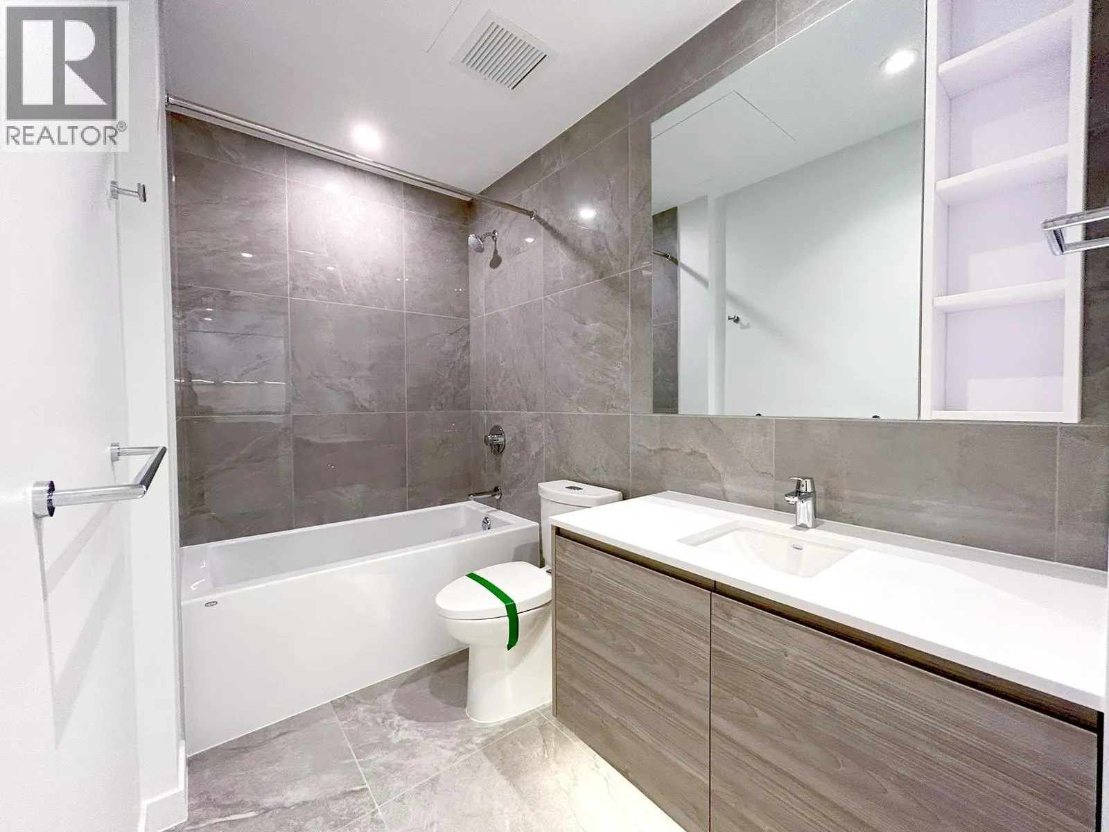 1802 680 QUAYSIDE DRIVE