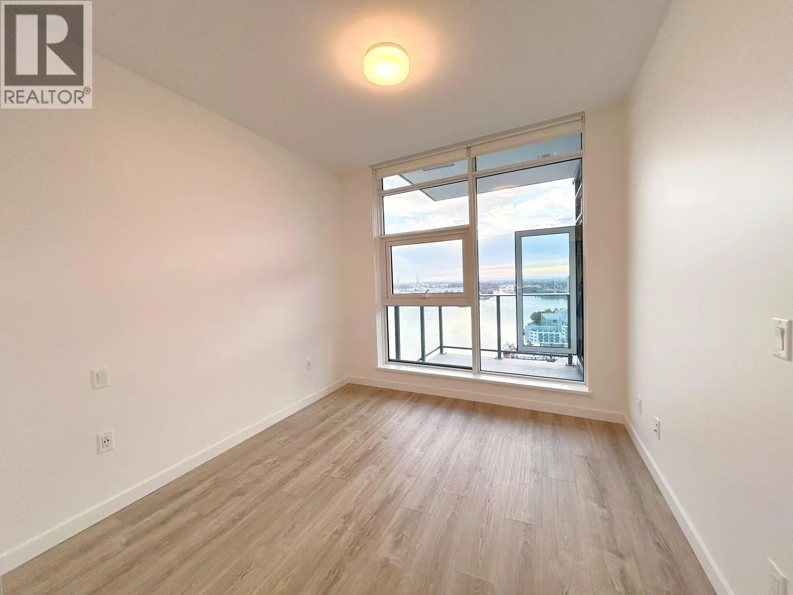 1802 680 QUAYSIDE DRIVE
