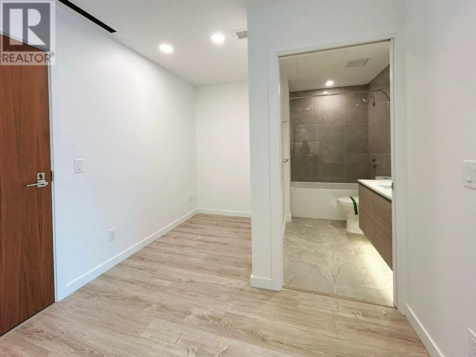 1802 680 QUAYSIDE DRIVE