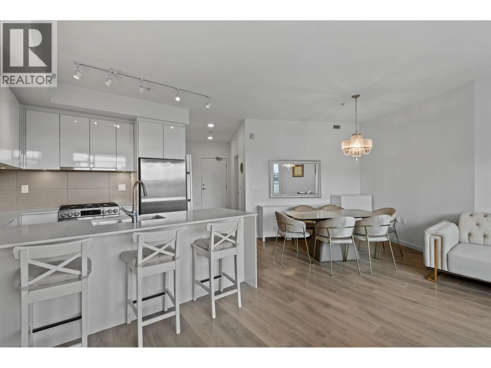 505 725 MARINE DRIVE