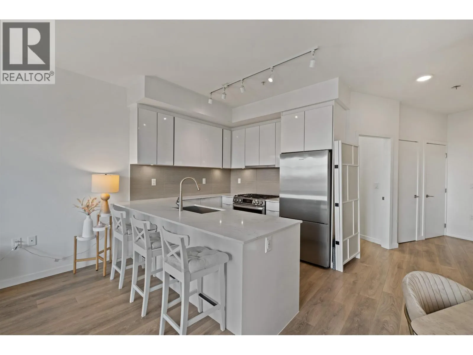 505 725 MARINE DRIVE