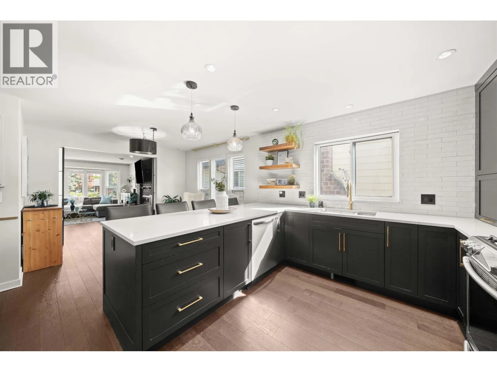 4939 LINDEN DRIVE
