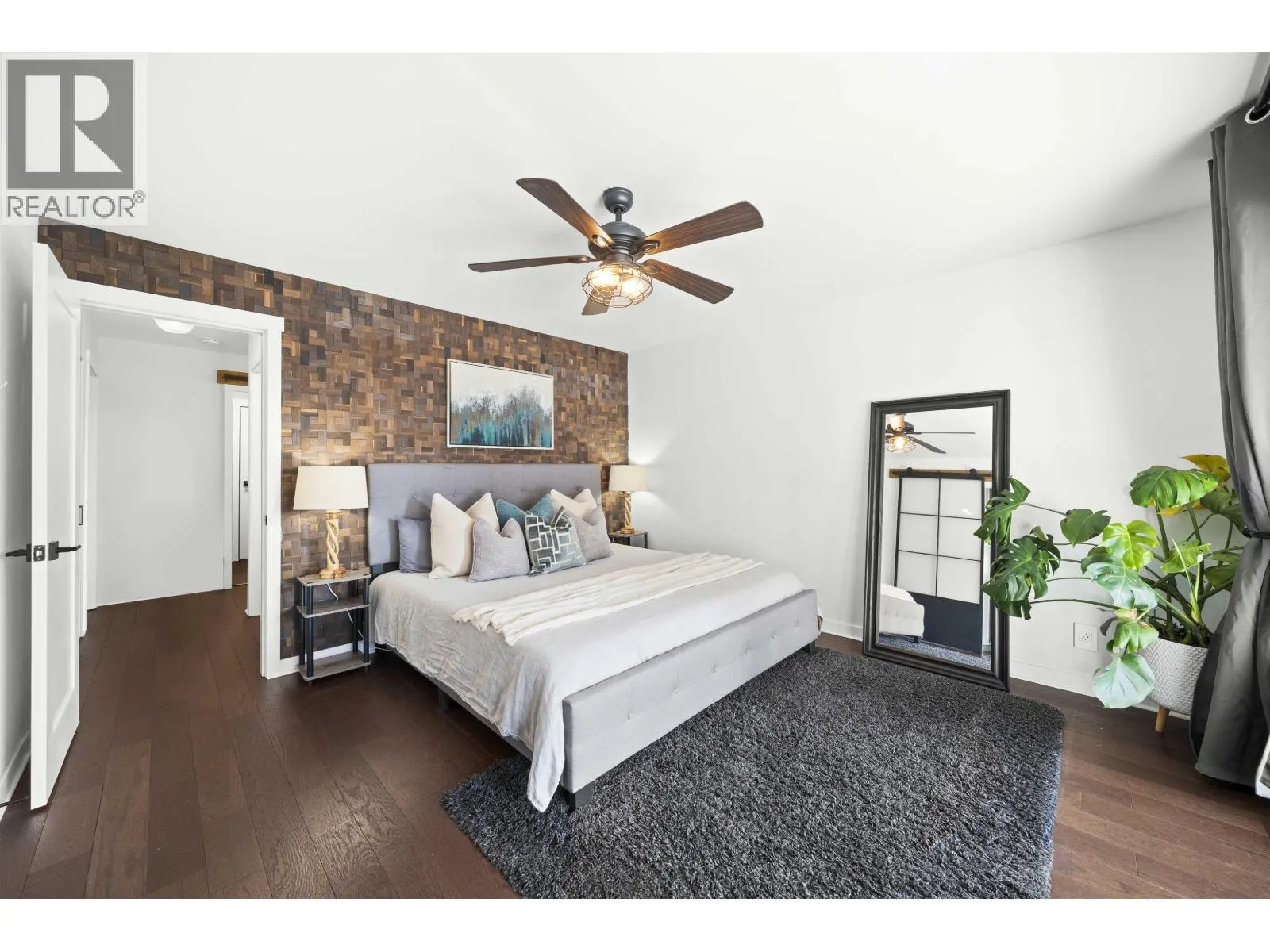 4939 LINDEN DRIVE