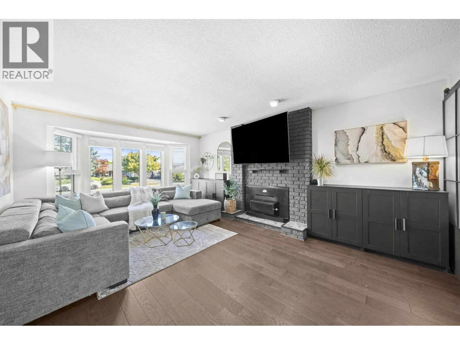 4939 LINDEN DRIVE