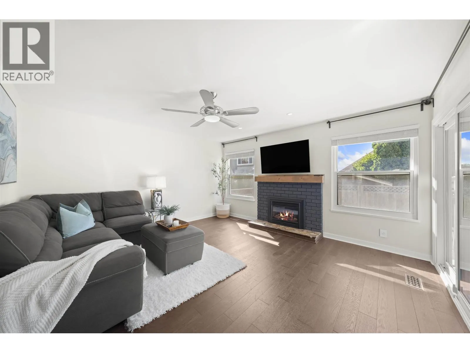 4939 LINDEN DRIVE