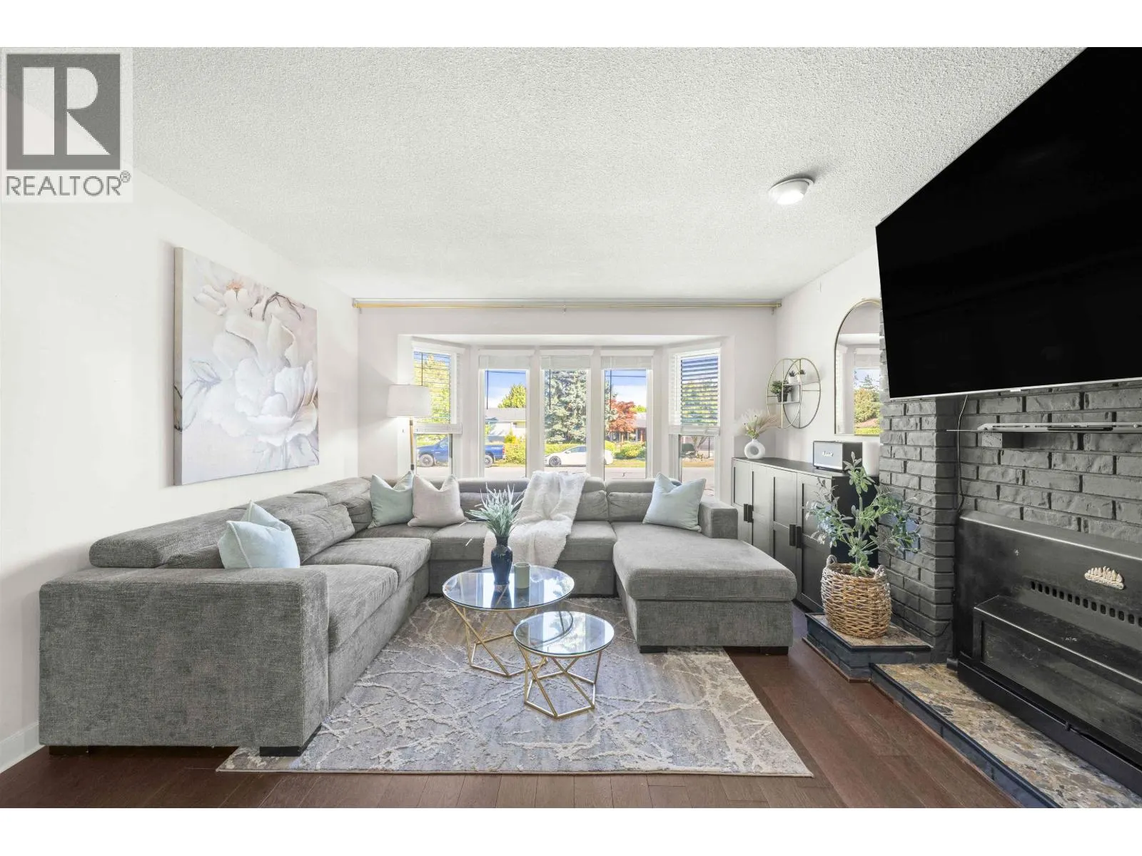 4939 LINDEN DRIVE