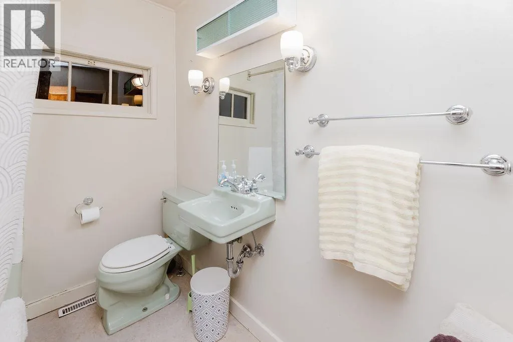 6252 SECHELT INLET ROAD