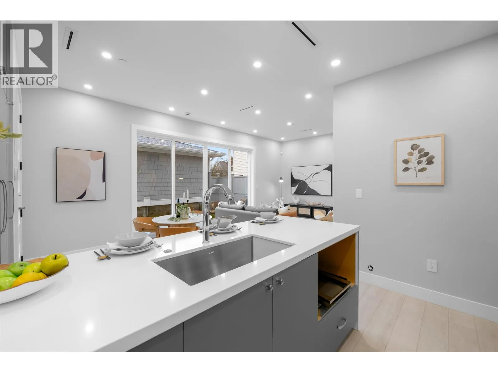 885 E KING EDWARD