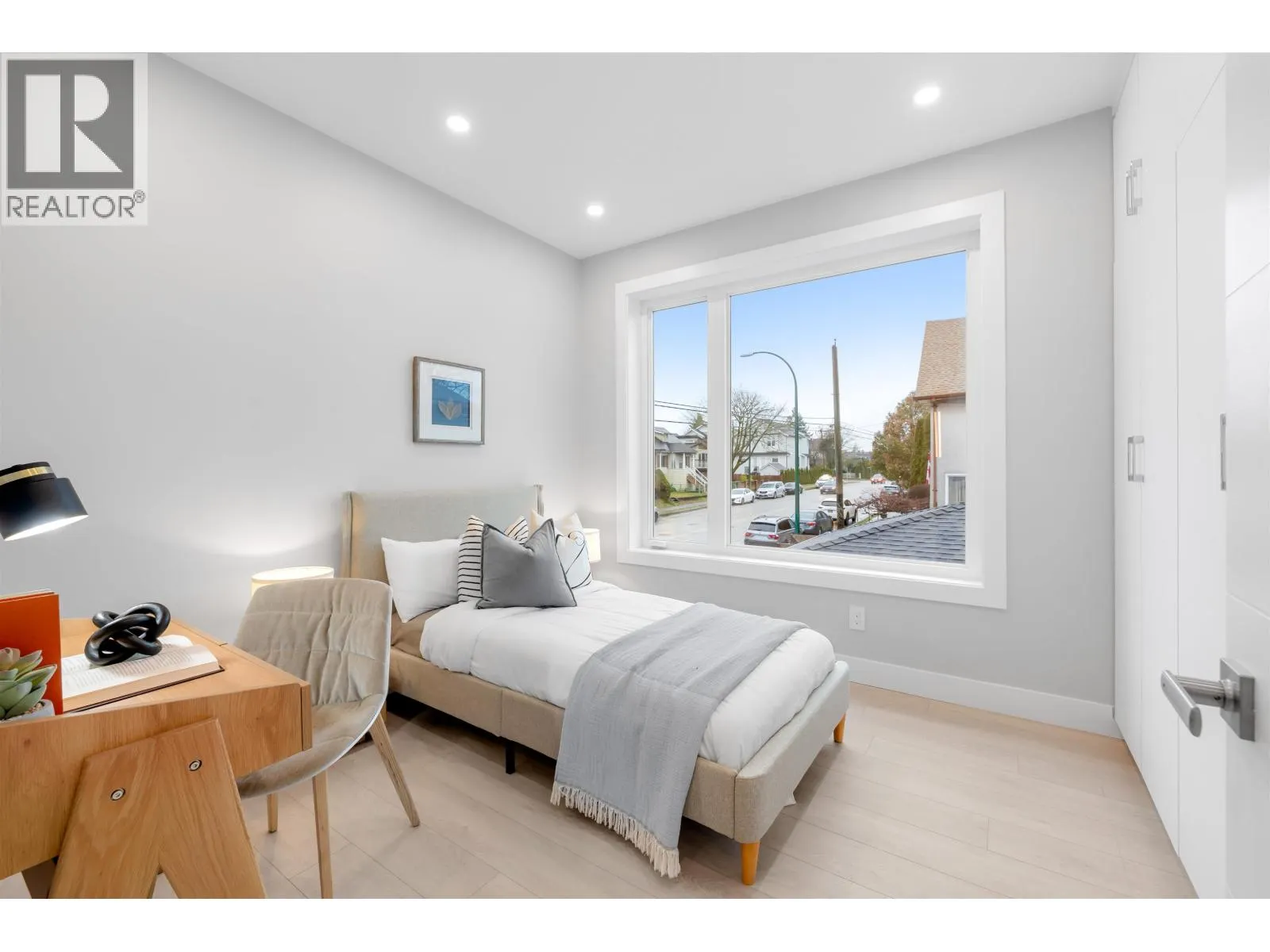 885 E KING EDWARD