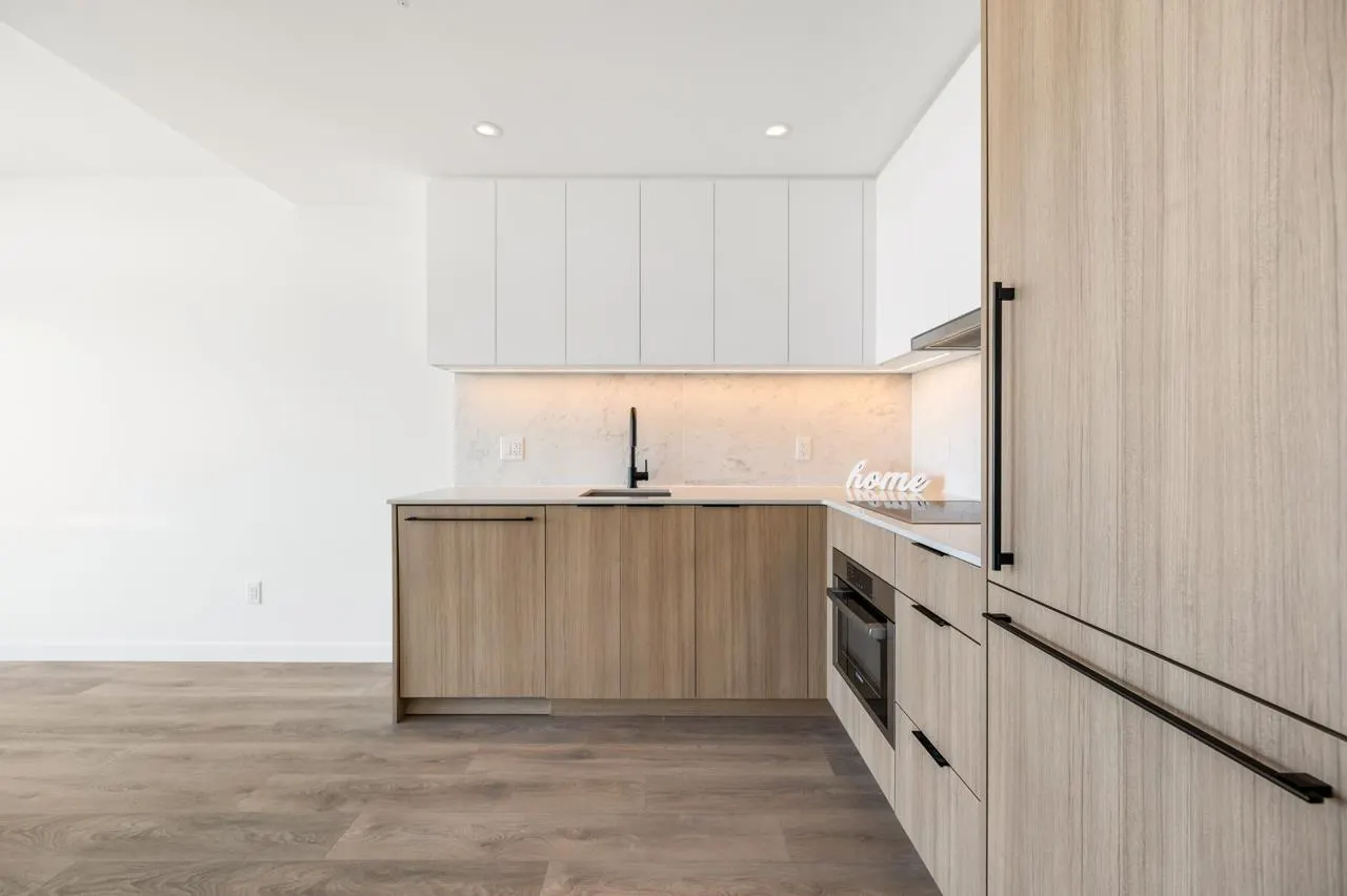 912 13685 102 AVENUE