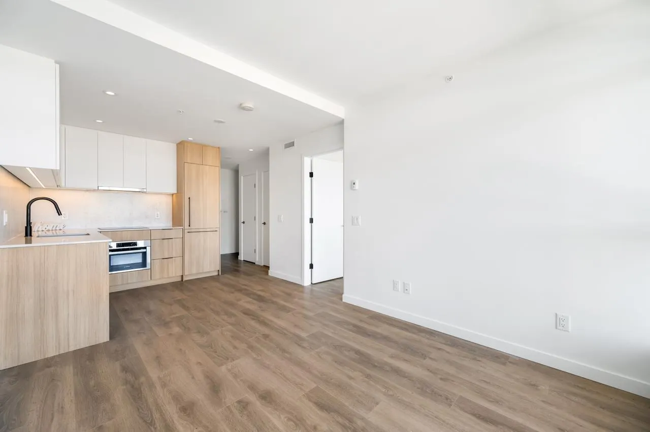 912 13685 102 AVENUE
