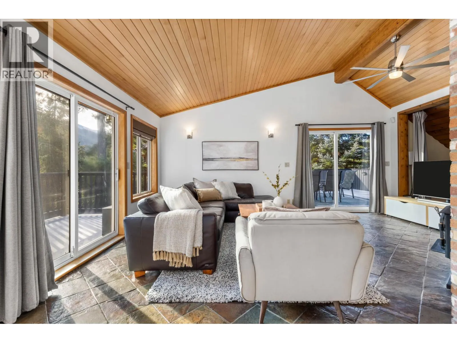 9548 EMERALD DRIVE