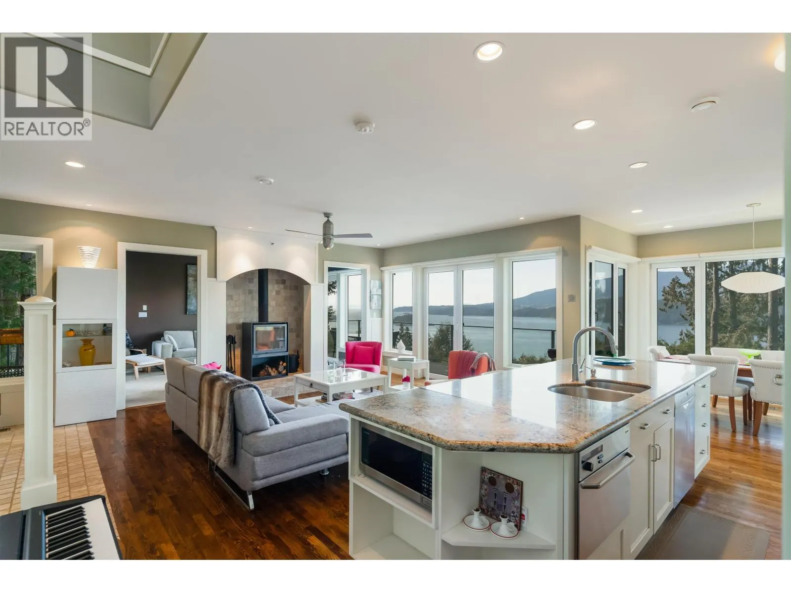 894 SCHOONER LANE