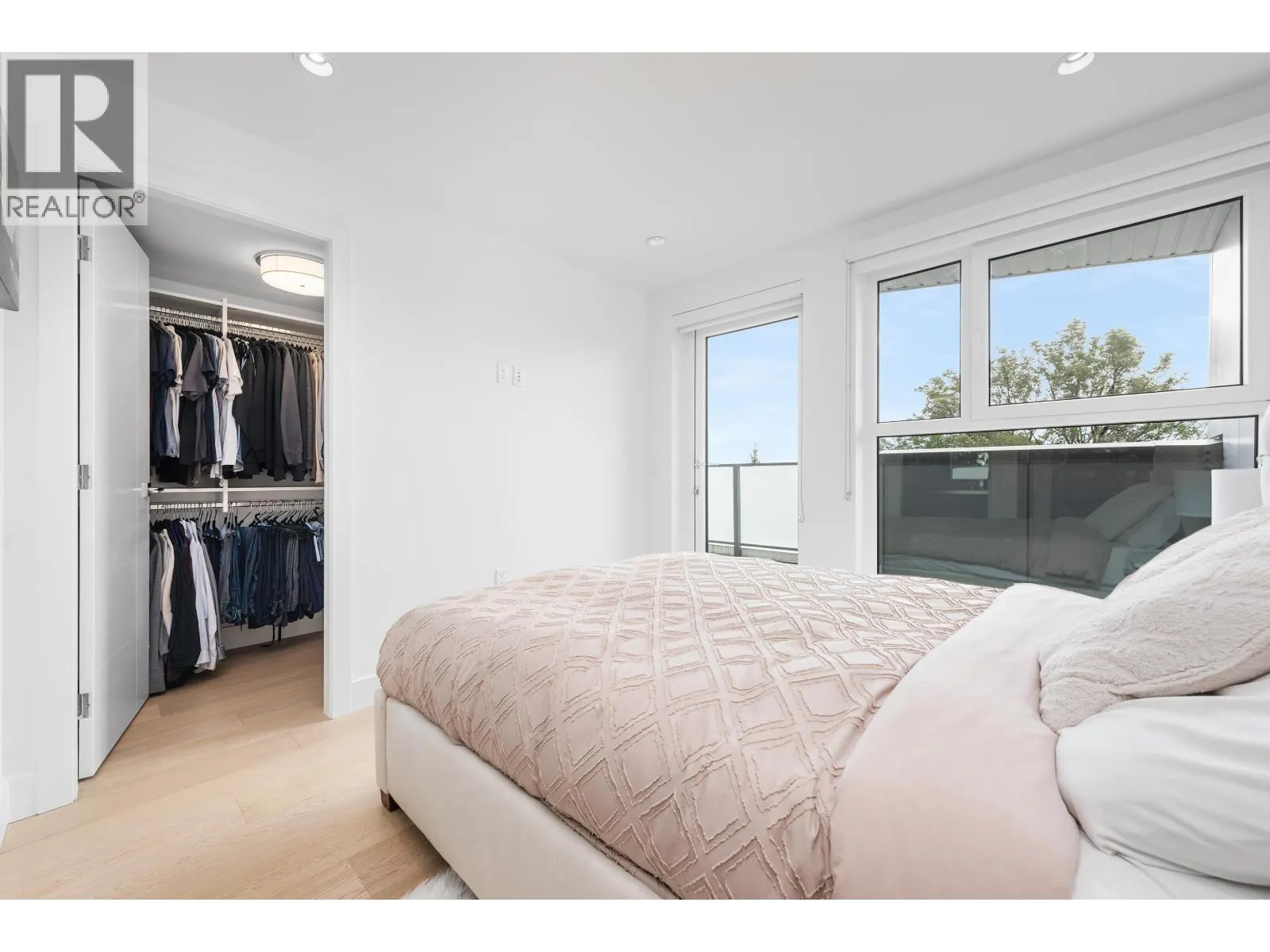 138 W WOODSTOCK AVENUE