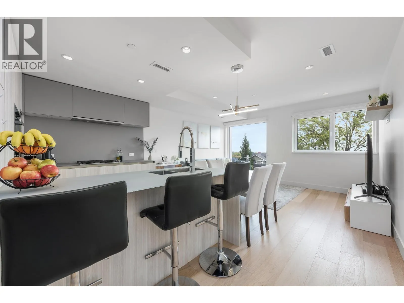 138 W WOODSTOCK AVENUE