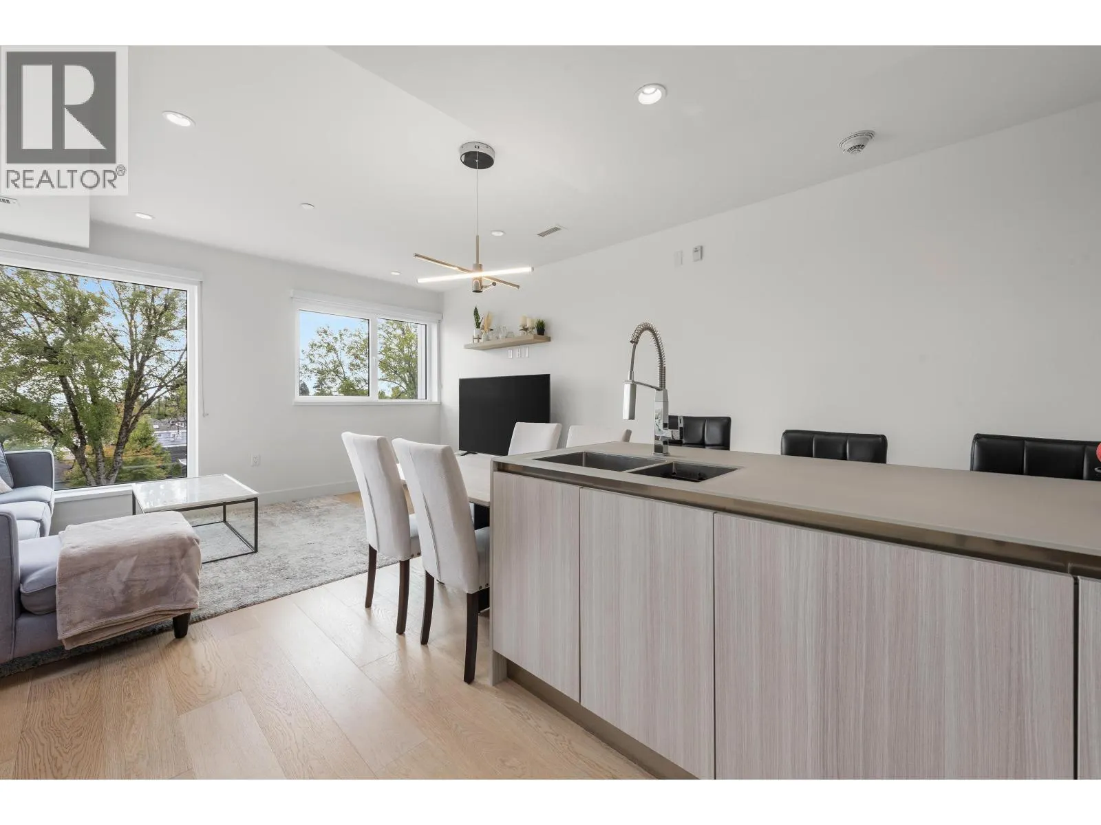 138 W WOODSTOCK AVENUE
