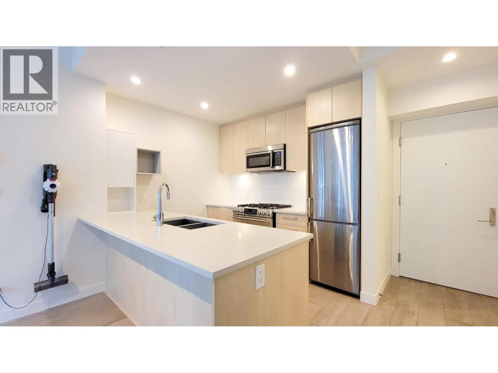 706 9080 UNIVERSITY CRESCENT