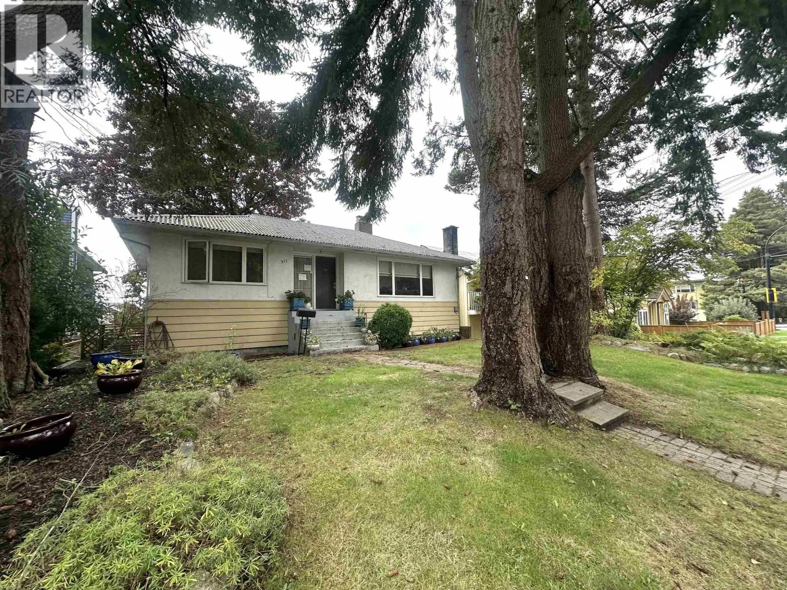 313 E 13TH STREET