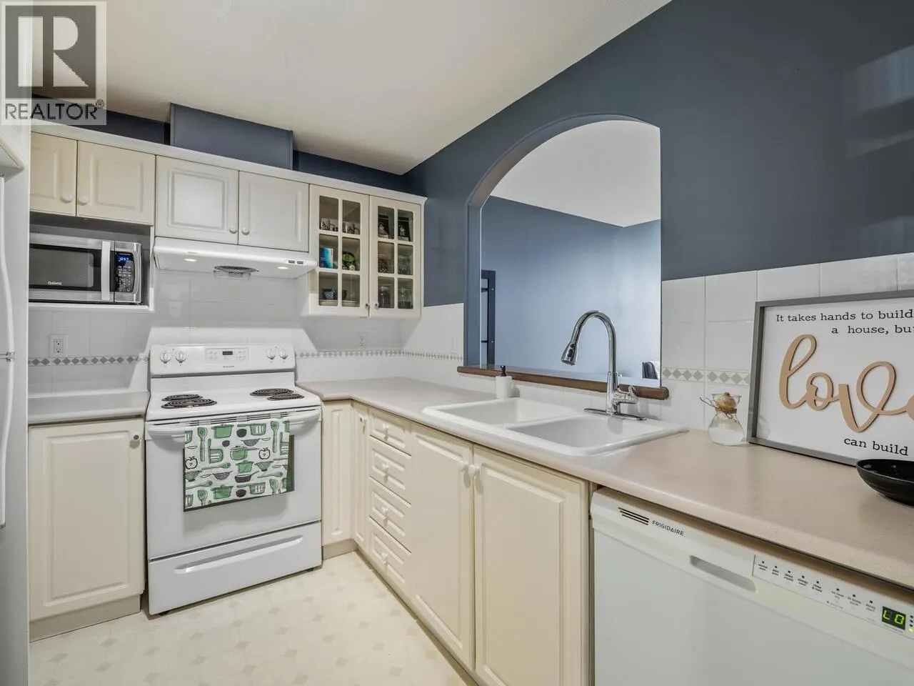 416 5900 DOVER CRESCENT