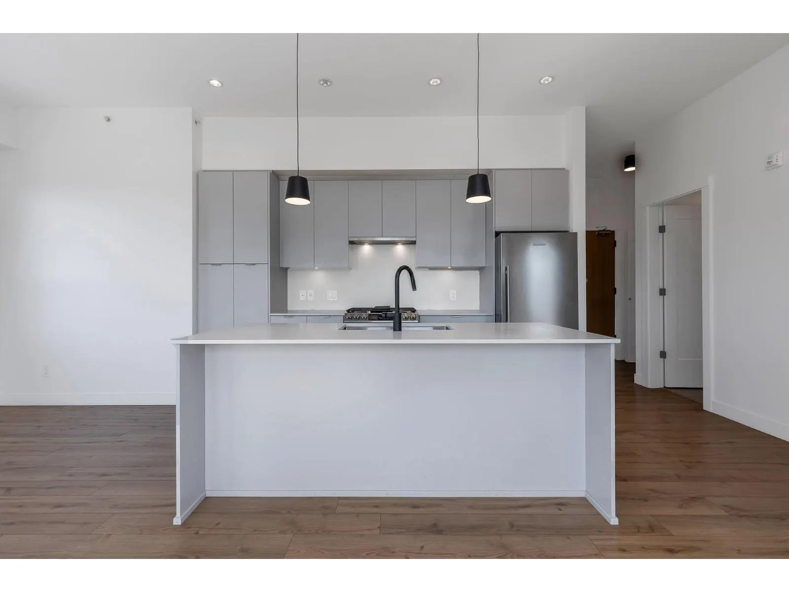 514 2493 MONTROSE AVENUE