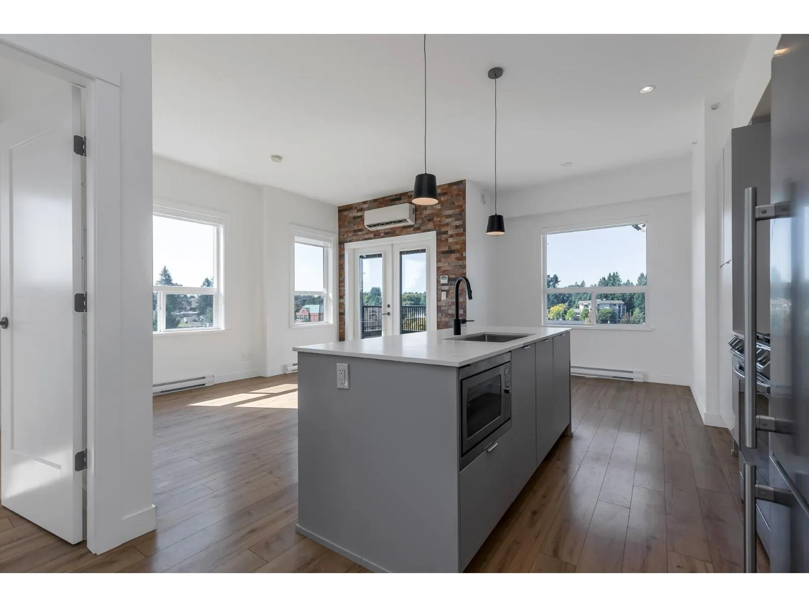 514 2493 MONTROSE AVENUE