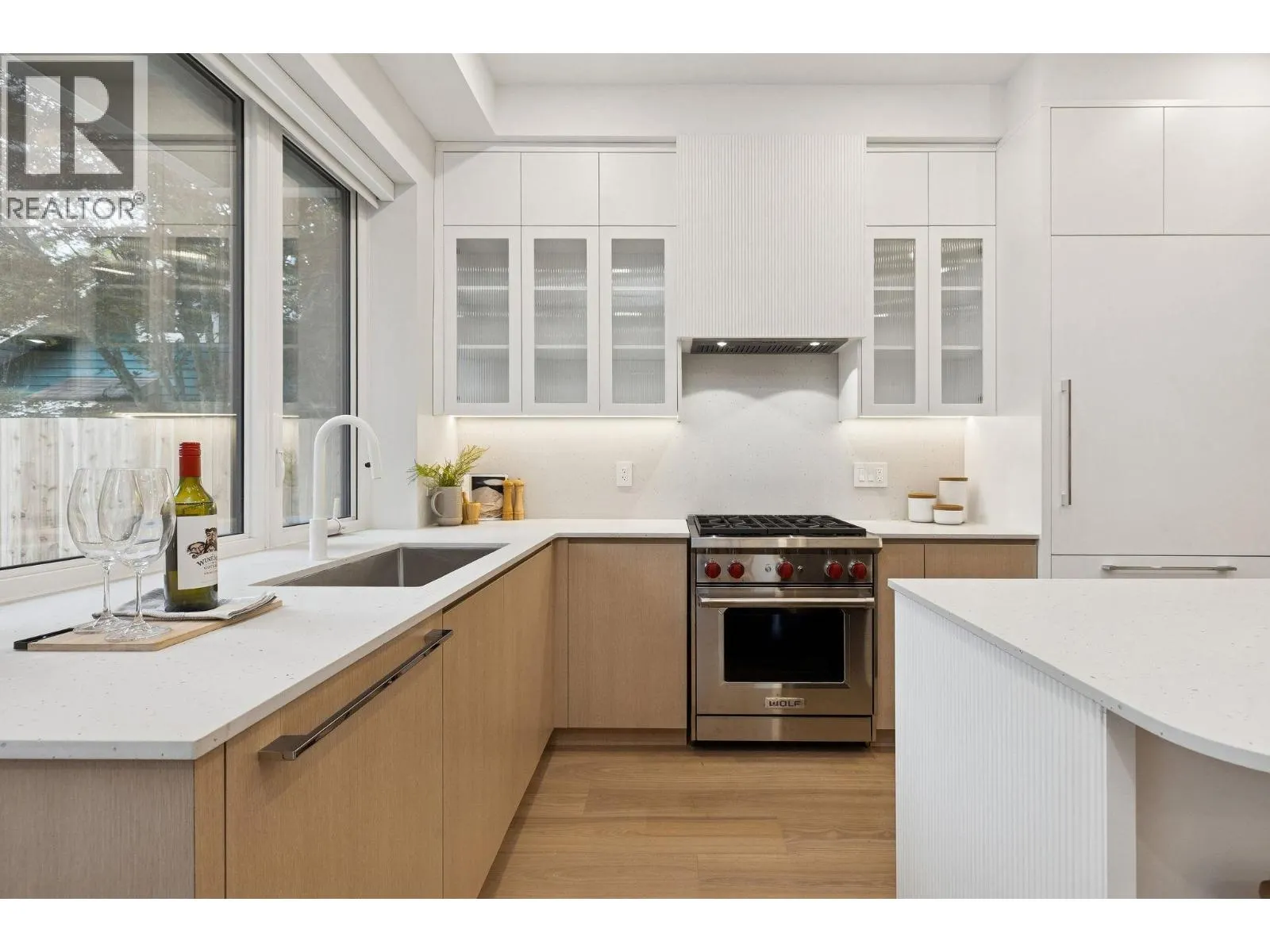 2 7 E 23RD AVENUE