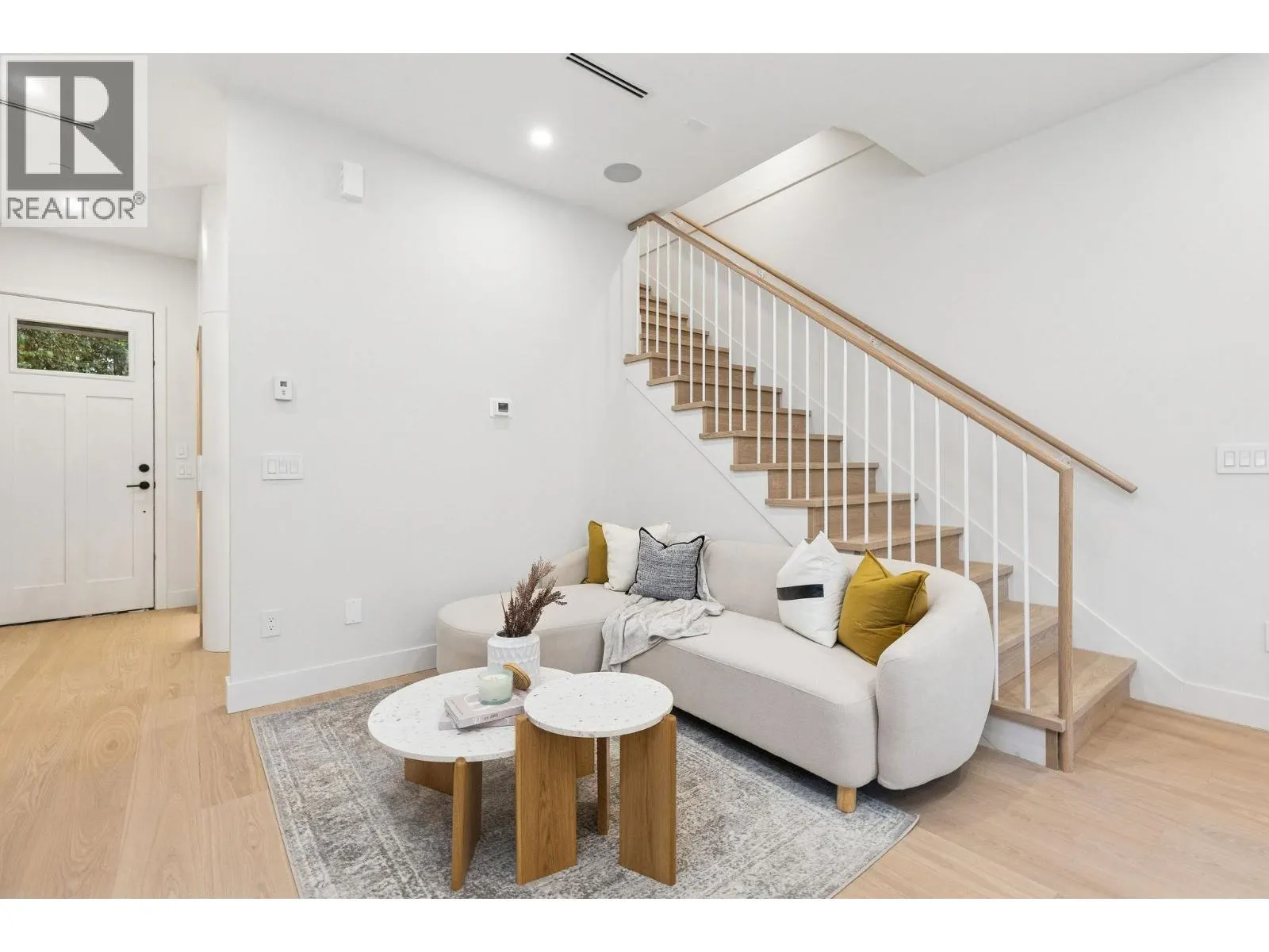 2 7 E 23RD AVENUE