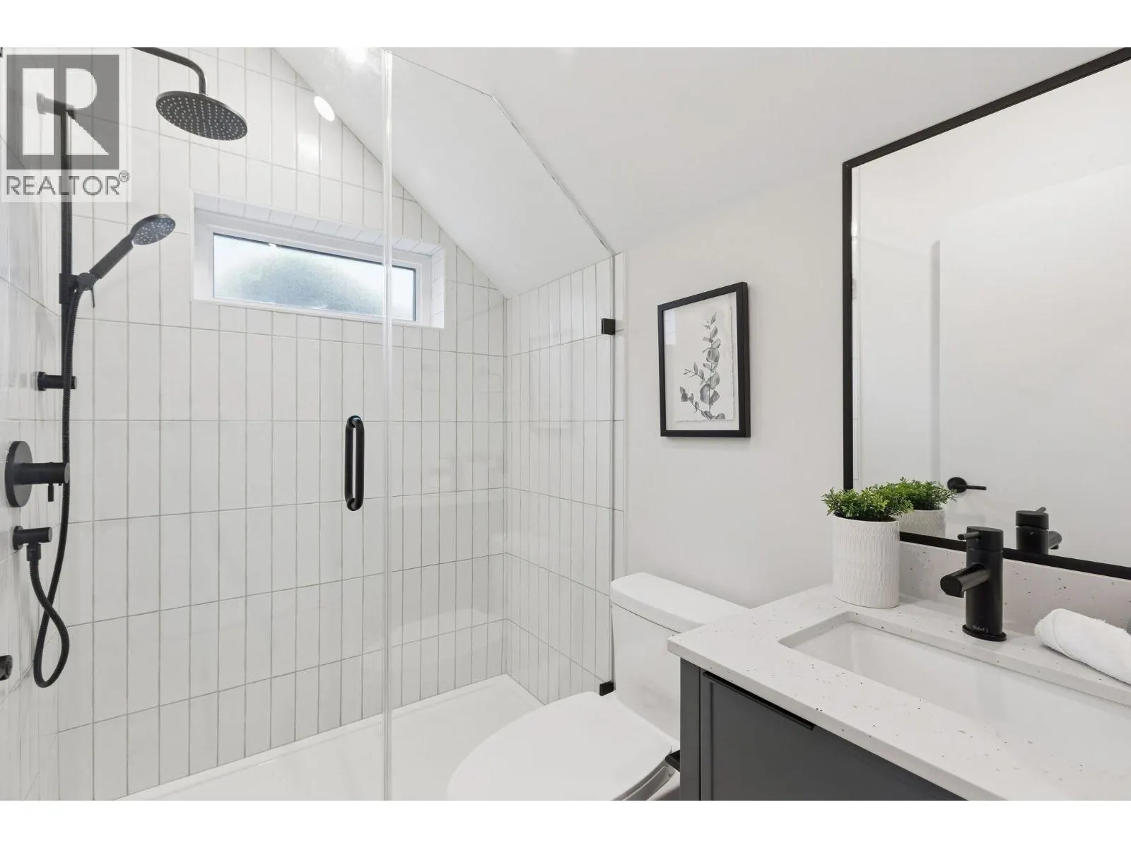 2 7 E 23RD AVENUE