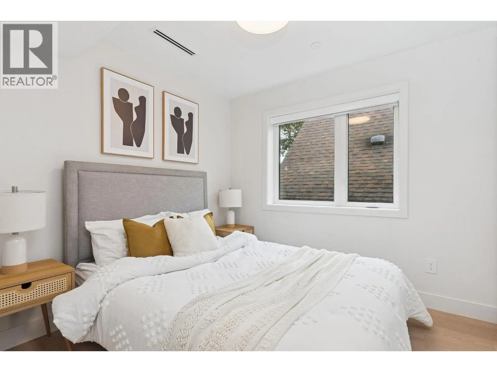 2 7 E 23RD AVENUE