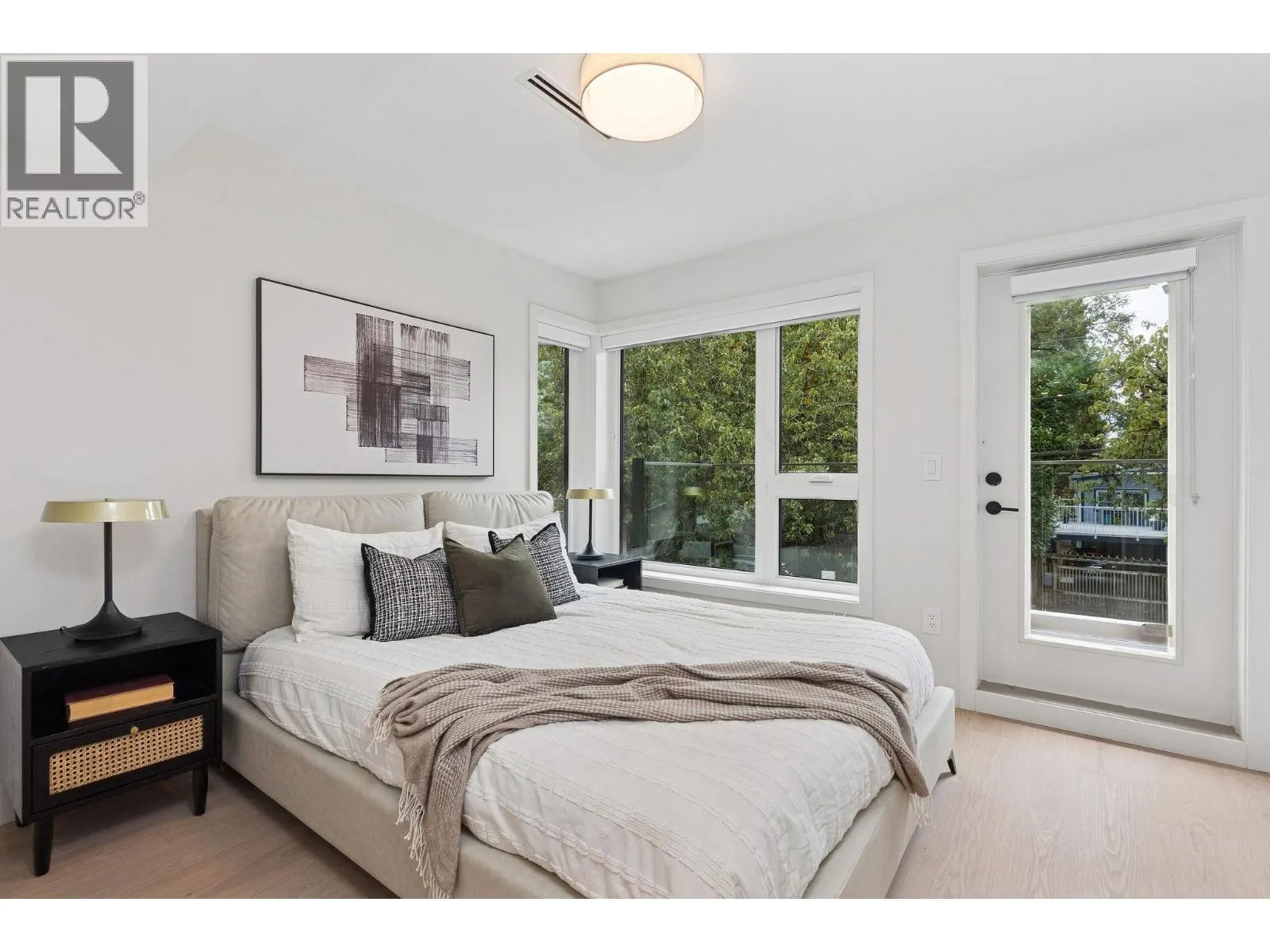 2 7 E 23RD AVENUE
