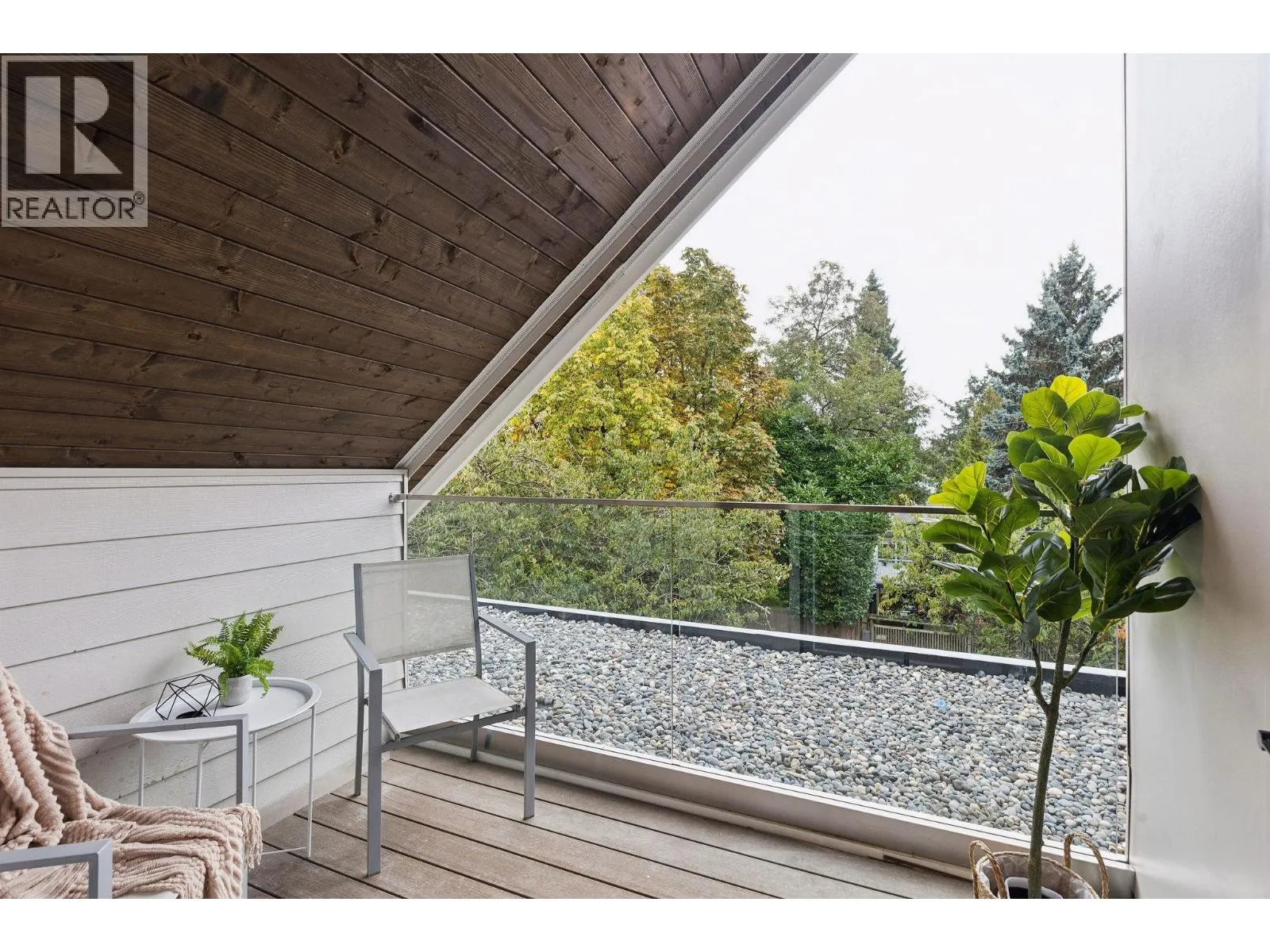 2 7 E 23RD AVENUE