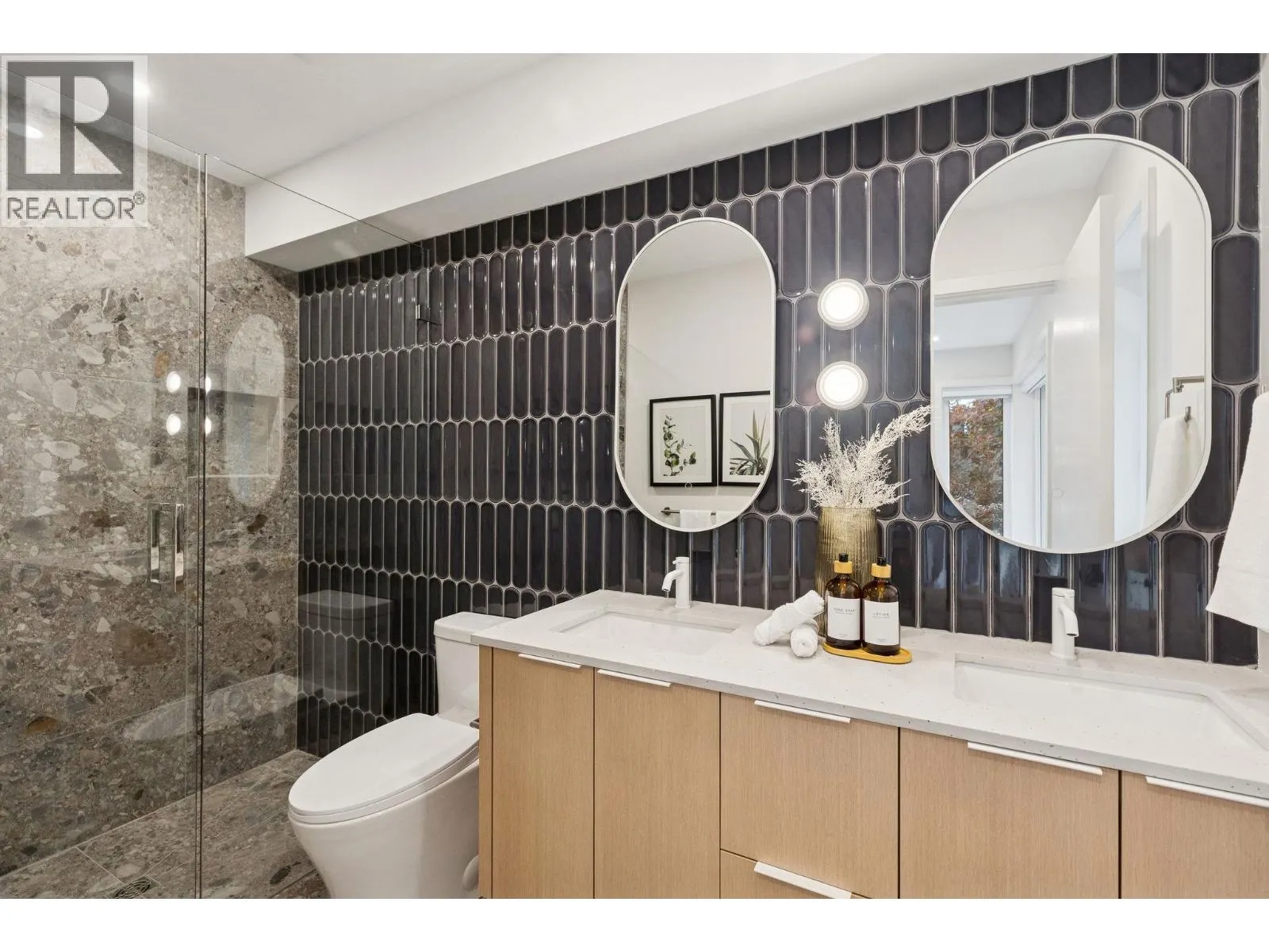 2 7 E 23RD AVENUE