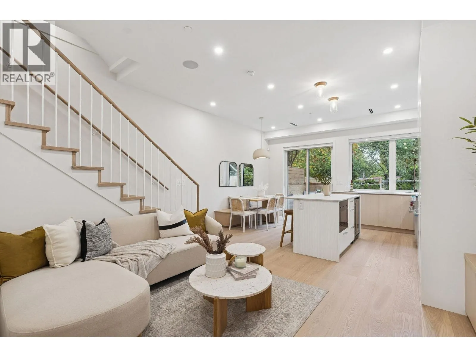 2 7 E 23RD AVENUE