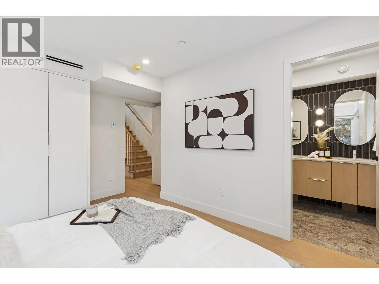 2 7 E 23RD AVENUE