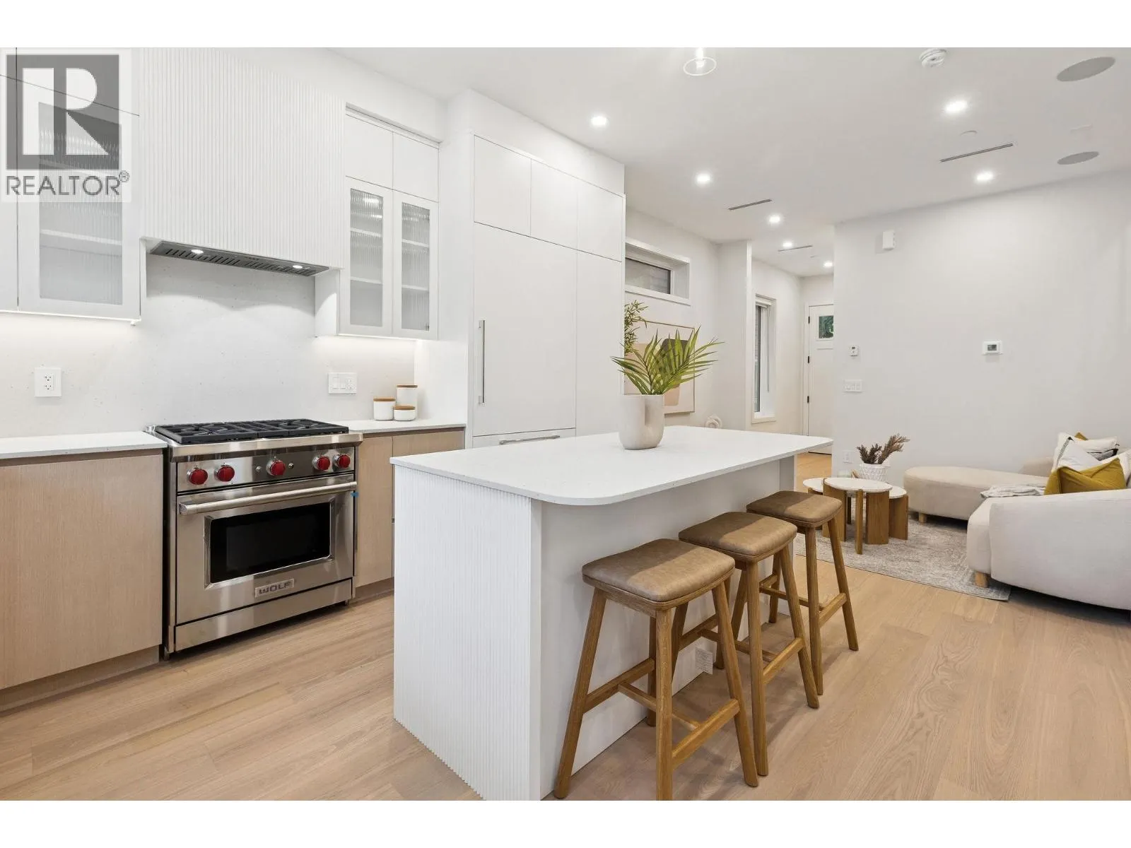 2 7 E 23RD AVENUE