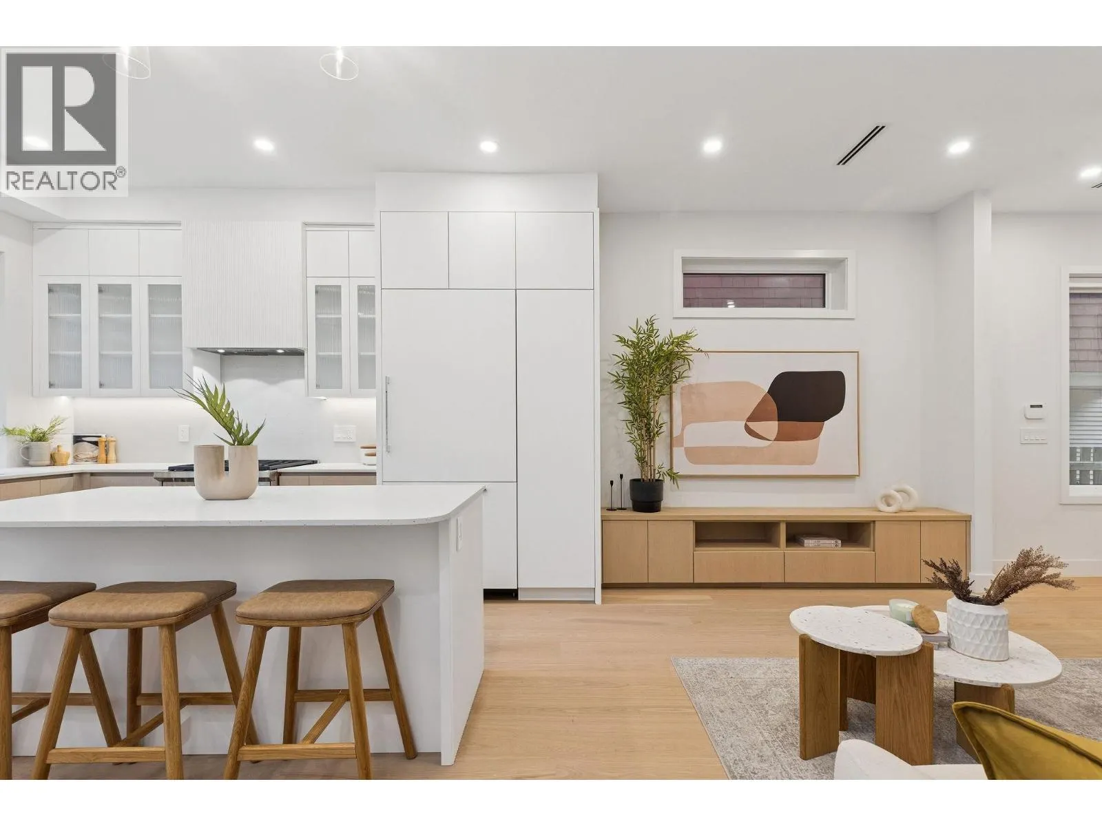 2 7 E 23RD AVENUE