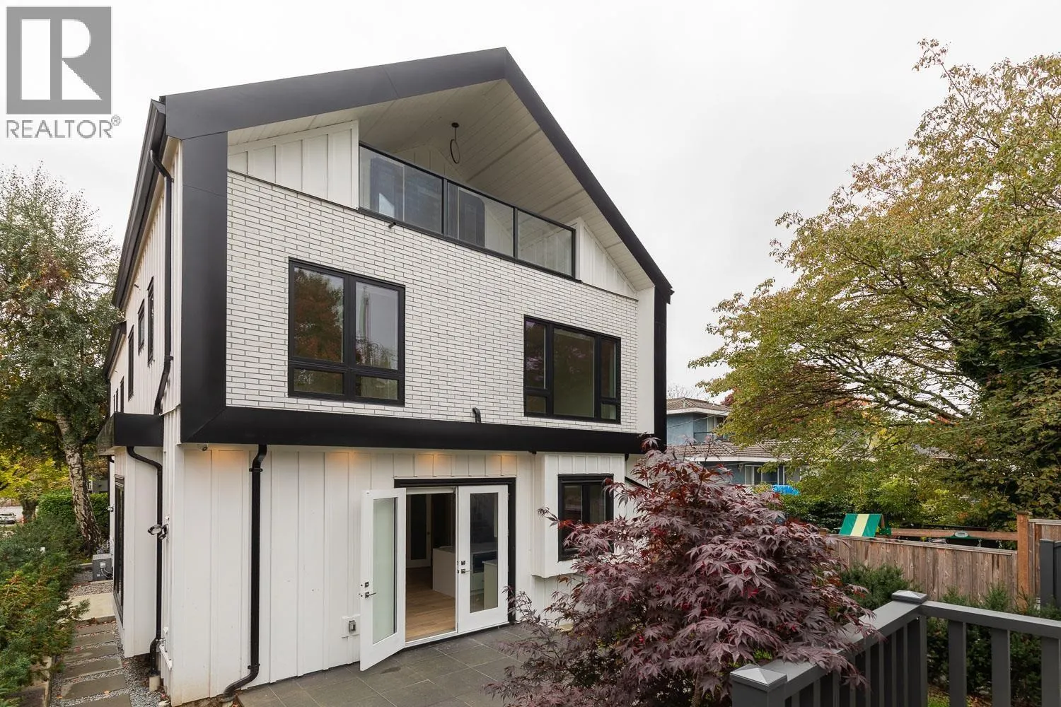 3075 COURTENAY STREET